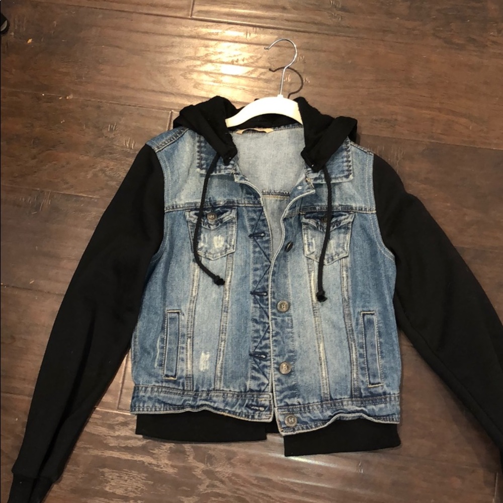 Jean jacket w black hood and sleeve